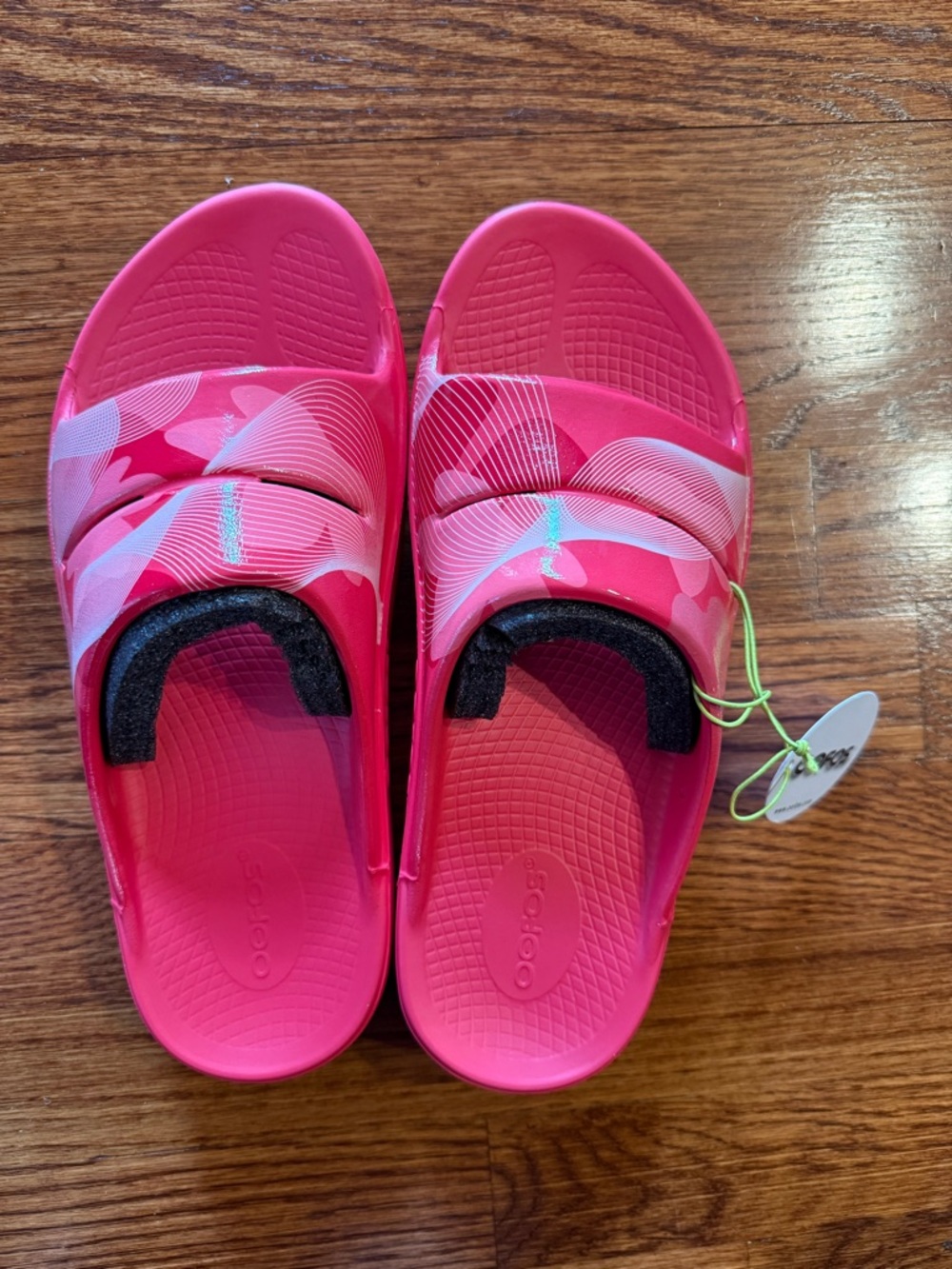 OOFOS Vibrant Pink Recovery Slides - Picture 3 of 9